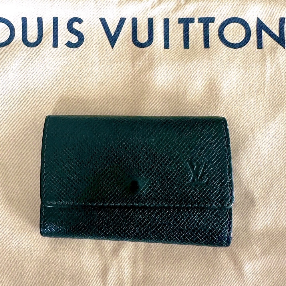 Louis Vuitton Taiga Green Key Case (6) w dusty and original tags